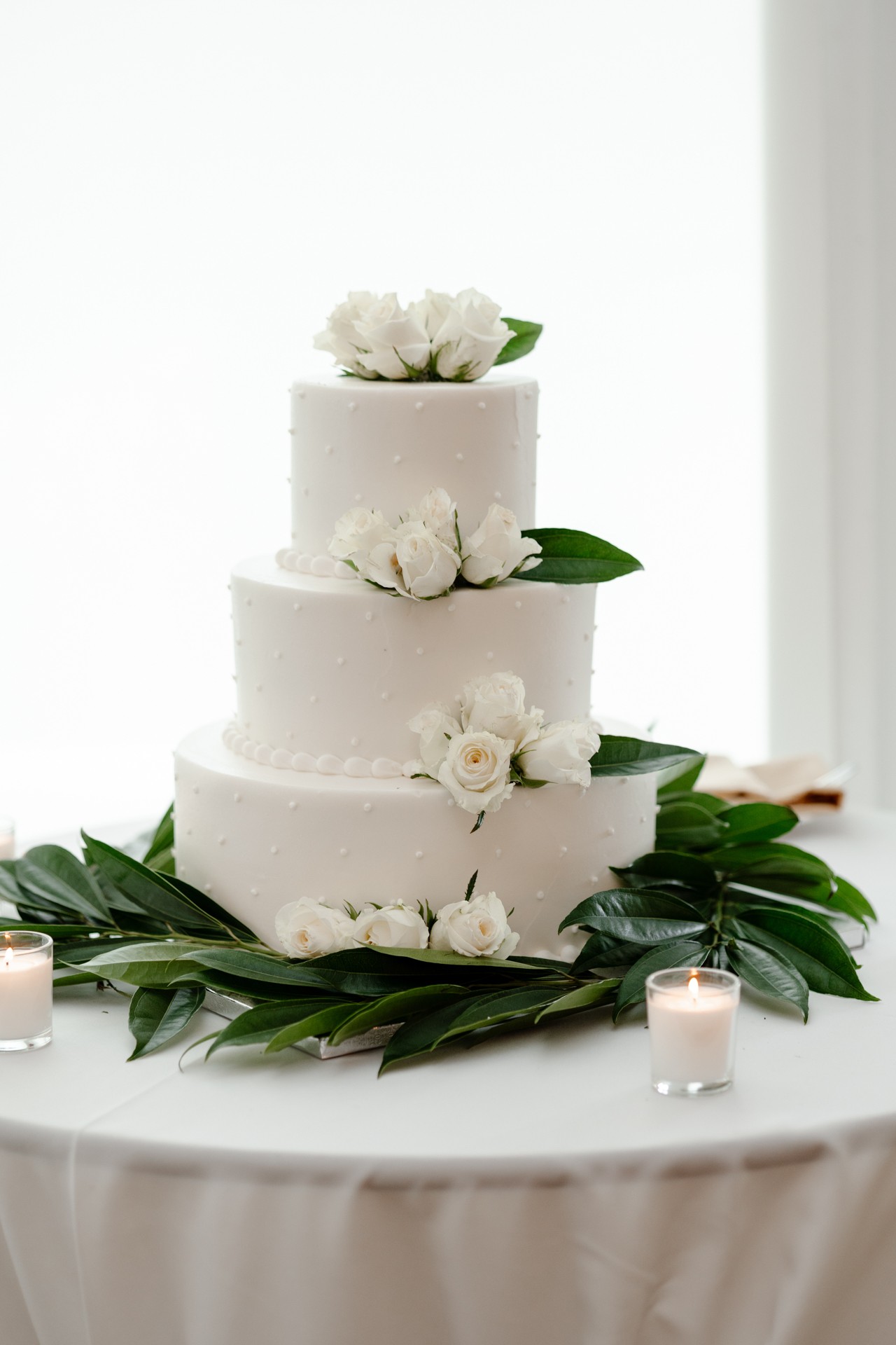 white classsic wedding cake